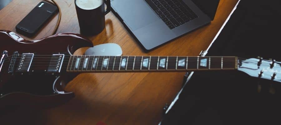 connect guitar to garageband iphone